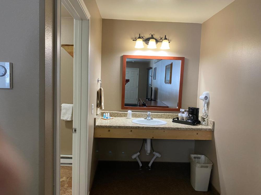 Deluxe Double Room with Shower interior